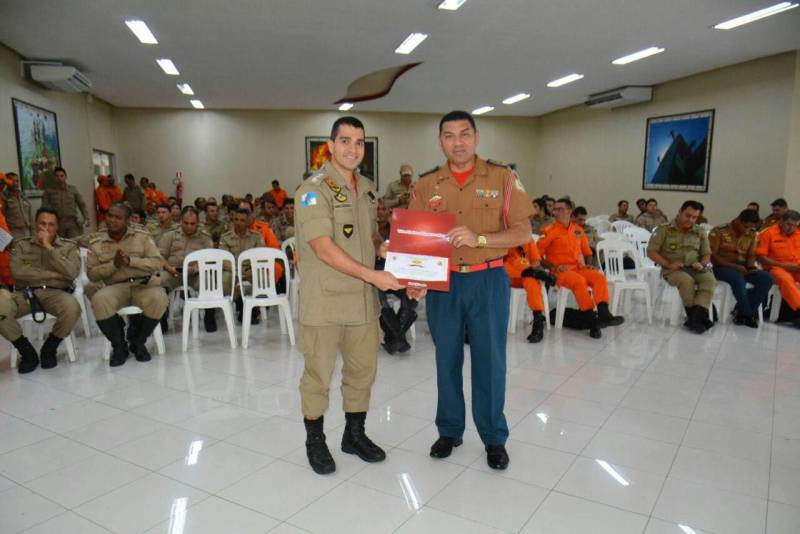 O Corpo de Bombeiros Militar do Pará deu início nesta manhã, 07, o “I Seminário de Salvamento Veicular do CBMPA” e a “VII Reunião da Comissão Nacional de Salvamento Veicular (CONASV)” (foto). Os dois eventos ocorrem simultaneamente com objetivo de reunir bombeiros militares de demais Estados para debater táticas e técnicas de salvamento veicular e a utilização da roupa de proteção. O primeiro momento ocorreu na manhã de hoje no Salão Nobre do quartel do Comando Geral com o palestrante Capitão Fábio Contreiras do Corpo de Bombeiros do Rio de Janeiro que ministrou sobre o CONASV e contextualização do salvamento veicular com aplicação de táticas e técnicas, e sobre os paradigmas do uso da roupa de proteção individual em atividades de salvamento veicular. Visando oferecer um auxílio de alto nível técnico que possa garantir o melhor prognóstico e maior segurança para as vítimas envolvidas em acidentes, o Corpo de Bombeiros Militar do Pará traz profissionais da Comissão Nacional de salvamento Veicular (CONASV) para debater sobre o assunto e realiza um trabalho de integração das corporações de bombeiros do país.
FOTO: ASCOM / CBMPA
DATA: 07.06.2018
BELÉM - PARÁ <div class='credito_fotos'>Foto: Ascom CBMPA | <a href='/midias/2018/originais/0d4fcb54-fc5b-4fa2-8173-fd9fa52377a5.jpg' download><i class='fa-solid fa-download'></i> Download</a></div>