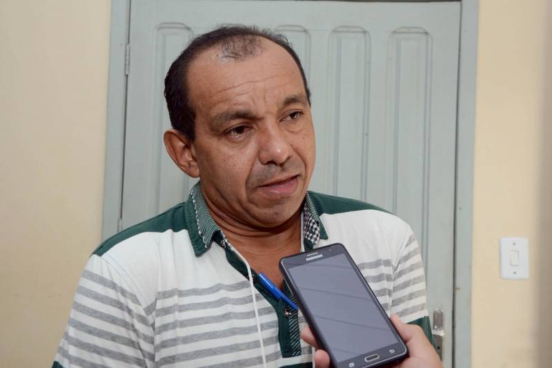 Com a temática “Revendo Práticas: Integrando Saberes” iniciou nesta terça-feira (27), a Jornada Pedagógica da Unidade Seduc na Escola (USE 11), no distrito de Icoaraci, em Belém. O evento reúne gestores de escolas e educadores para discutirem como é possível, por meio do Projeto Político Pedagógico (PPP), as escolas avançarem em suas atividades pedagógicas com foco na aprendizagem dos alunos. A jornada prosseguirá até quarta-feira (28). Os participantes das escolas de Icoaraci e das Ilhas de Belém tiveram uma programação com foco na atualização do Projeto Político Pedagógico (PPP) à luz da Base Nacional Comum Curricular (BNCC). Para o gestor da USE 11, Welber Amorim, “o PPP é a alma da escola, porque nele estão todos os projetos e programas da unidade escolar”. O objetivo da Jornada, de acordo com Amorim, é integrar as escolas, verificar o que elas estão desenvolvendo em atividades e, a partir daí, promover a troca de experiências exitosas entre os gestores de escolas. Na foto, o diretor da Escola Avertano Rocha, Adaelson Santos.
FOTO: ELISEU DIAS / ASCOM SEDUC
DATA: 27.02.2018
BELÉM - PARÁ
<div class='credito_fotos'>Foto: Eliseu Dias / Ascom Seduc | <a href='/midias/2018/originais/0d503cf4-368a-452b-a1b9-e93fa2152030.jpg' download><i class='fa-solid fa-download'></i> Download</a></div>
