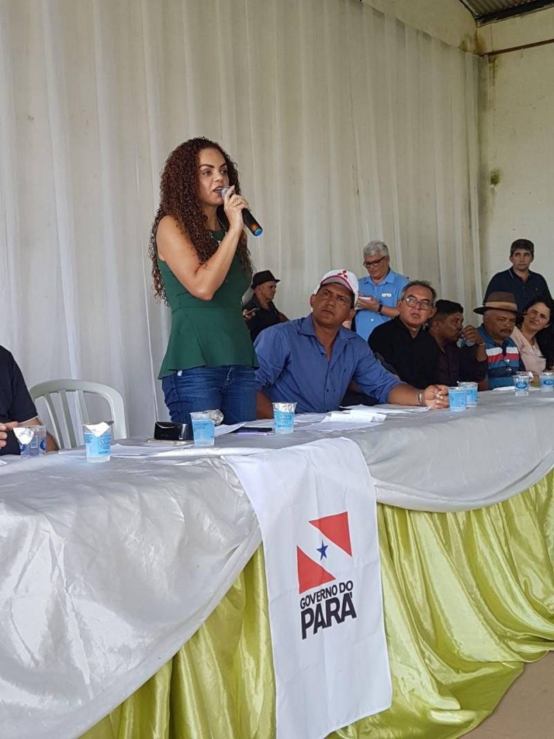 Cento e vinte e sete famílias do PEAS (Projeto Estadual de Assentamento Sustentável) Lourival Santana comemoram o título definitivo de terra recebido no início da tarde desta quinta-feira, 10, no município de Eldorado do Carajás, no sul do Pará. Com esta entrega o Governo do Estado, através do Instituto de Terras do Pará (Iterpa), beneficiou duas mil famílias, somente nos primeiros cinco meses de 2018. Na foto, a secretária de Municípios Sustentáveis (Semsu), Izabela Jatene, representou o governador Simão Jatene.
FOTO: DANI FILQUEIRAS / ASCOM SEMSU
DATA: 10.05.2018
ELDORADO DOS CARAJÁS - PARÁ <div class='credito_fotos'>Foto: DANI FILGUEIRAS / ASCOM SEMSU | <a href='/midias/2018/originais/0d509e85-69fc-4505-b292-f1b5439e793a.jpg' download><i class='fa-solid fa-download'></i> Download</a></div>