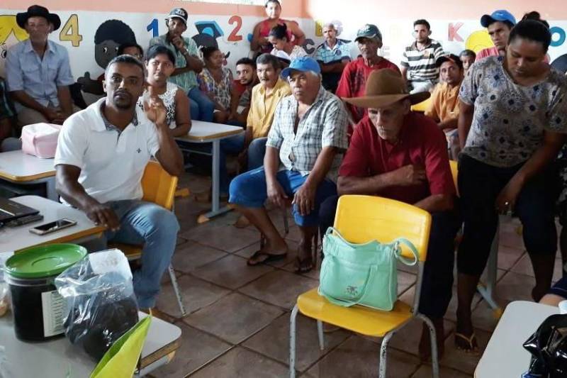 O escritório de Nova Ipixuna da Empresa de Assistência Técnica e Extensão Rural do Estado do Pará (Emater-Pará) apresentou nesta semana, na comunidade Boa Esperança, projeto de implantação de hortas comunitárias, envolvendo múltiplas parcerias municipais.
FOTO: ASCOM EMTAER
DATA: 26.04.2018
NOVA IPIXUNA - PARÁ <div class='credito_fotos'>Foto: ASCOM EMATER | <a href='/midias/2018/originais/0d56a62d-6246-4eef-8e3f-4ed33e95ec5a.jpg' download><i class='fa-solid fa-download'></i> Download</a></div>