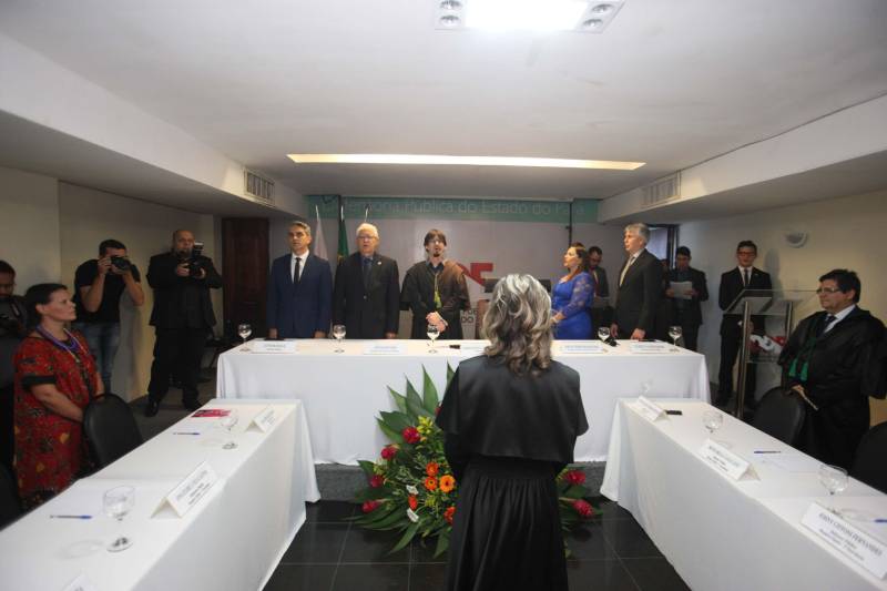 A Defensora Pública Geral, Jeniffer de Barros Rodrigues (foto), foi reconduzida pelo Conselho Superior da Defensoria Pública do Estado do Pará para mais um biênio frente à Defensoria Pública do Estado do Pará. A 52ª Sessão Extraordinária do Conselho Superior ocorreu nesta terça-feira, 26 de junho, e foi presidida pelo Subdefensor Público Geral do Estado do Pará, Vladimir Koenig. Jeniffer de Barros Rodrigues foi reconduzida pelo Governador do Estado, Simão Jatene, por meio do decreto de 27 de março de 2018. A Defensora Pública Geral do Estado do Pará foi a candidata mais votada na eleição para o cargo, ocorrida em 09 de março de 2018, com 162 votos. A Sessão Solene contou com a presença de familiares, autoridades de Estado, membros da Gestão, defensores públicos e servidores da Defensoria Pública do Estado.
FOTO: MARCELO LELIS / AG. PARÁ
DATA: 26.06.2018
BELÉM - PARÁ <div class='credito_fotos'>Foto: Marcelo Lelis / Ag. Pará | <a href='/midias/2018/originais/0d56e845-9f33-4f8c-9cad-93d200827cca.jpg' download><i class='fa-solid fa-download'></i> Download</a></div>