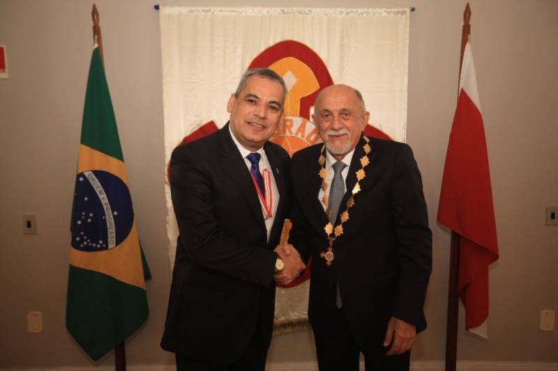 O Governo do Estado do Pará concedeu hoje 230 comendas do Mérito Grão-Pará (foto), a mais alta do Estado, a autoridades e servidores que se destacaram nos últimos oito anos de serviços prestados à população. “O ciclo que encerramos hoje não encerra nossa missão de servir ao público, porque uma vez servidores públicos, trabalhando em benefício da população, nunca mais deixamos de sê-lo, pois essa missão fica gravada em nossos corações”, disse o governador Simão Jatene aos agraciados. O governador entregou, pessoalmente, uma a uma as condecorações.  Das 230 medalhas, 14 foram no grau de Grande Oficial, 60 no grau de Comendador, 8 no grau de Oficial e 11 no grau de Cavaleiro aos servidores civis. Entre os militares, 4 receberam no grau de Comendador, 38 de Oficial e 109 no grau de Cavaleiro.

FOTO: CRISTINO MARTINS / AG. PARÁ
DATA: 31.12.2018
BELÉM - PARÁ <div class='credito_fotos'>Foto: Cristino Martins/Ag. Pará   |   <a href='/midias/2018/originais/0d6168a7-1105-44bf-a34c-6f8c759ce04d.jpg' download><i class='fa-solid fa-download'></i> Download</a></div>