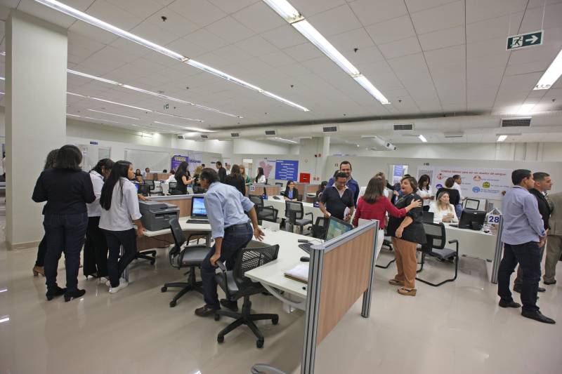Carteira de identidade, habilitação e de trabalho. Seguro-desemprego, segunda via de boletos de água e multas de transito. Registros na Junta Comercial e DARFs de impostos. Registros de ocorrências na polícia e queixas ao Procon. Tudo num só lugar, rápido e fácil. O governador Simão Jatene entregou nesta sexta-feira, 04, à população a Estação Cidadania do Shopping Pátio Belém (foto). É a sexta unidade de atendimento à população no estado do Pará. Num espaço de mais de mil metros quadrados, a população poderá contar com serviços de órgãos como: Banpará; Polícia Civil; Procon; Secretaria de Justiça e Direitos Humanos; Sistema Nacional de Empregos; Secretaria de Assistência Social, Trabalho e Renda; Junta Comercial do Estado, Secretaria da Fazenda, Cosanpa, Detran, Igeprev e Fundação Pro-Paz. Além desses, as novidades ficam por conta do Hemopa, oferecendo a possibilidade do cidadão doar sangue e da Secretaria Municipal de Mobilidade (Semob).
FOTO: ANTÔNIO SILVA / AG. PARÁ
DATA: 04.05.2018
BELÉM - PARÁ <div class='credito_fotos'>Foto: Antônio Silva/Ag. Pará | <a href='/midias/2018/originais/0d66786b-b9a4-4322-a5bc-33262c7a098f.jpg' download><i class='fa-solid fa-download'></i> Download</a></div>