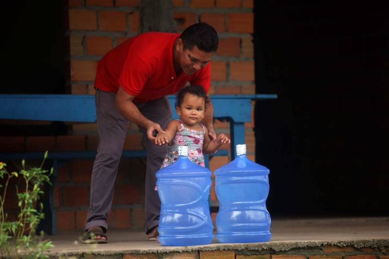 Iniciou neste sábado, 24, o prazo que o Governo do Estado deu para que a empresa de alumínio Hydro Alunorte adote procedimentos e mecanismos seguros ambientalmente, a fim de que as bacias de resíduos da empresa baixem os níveis em pelo menos um metro – o que é definido tecnicamente como padrão de segurança com comprovação permanente da redução e manutenção dos níveis. Uma equipe de fiscalização da Secretaria de Estado de Meio Ambiente e Sustentabilidade (Semas) está no município para fazer o monitoramento dos níveis das bacias do sistema de tratamento dos rejeitos da Bauxita. "Vamos montar equipes para, de duas em duas horas, avaliar o nível das bacias. Em caso de chuva o monitoramento será feito de uma em uma hora", explicou Rejiane Santos, geóloga da Diretoria de Licenciamento Ambiental da Semas.
FOTO: IGOR BRANDÃO / AG PARÁ
DATA: 24.02.2018
BELÉM - PARÁ <div class='credito_fotos'>Foto: IGOR BRANDÃO / AG. PARÁ | <a href='/midias/2018/originais/0d677416-81de-482c-85da-0649e687964b.jpg' download><i class='fa-solid fa-download'></i> Download</a></div>