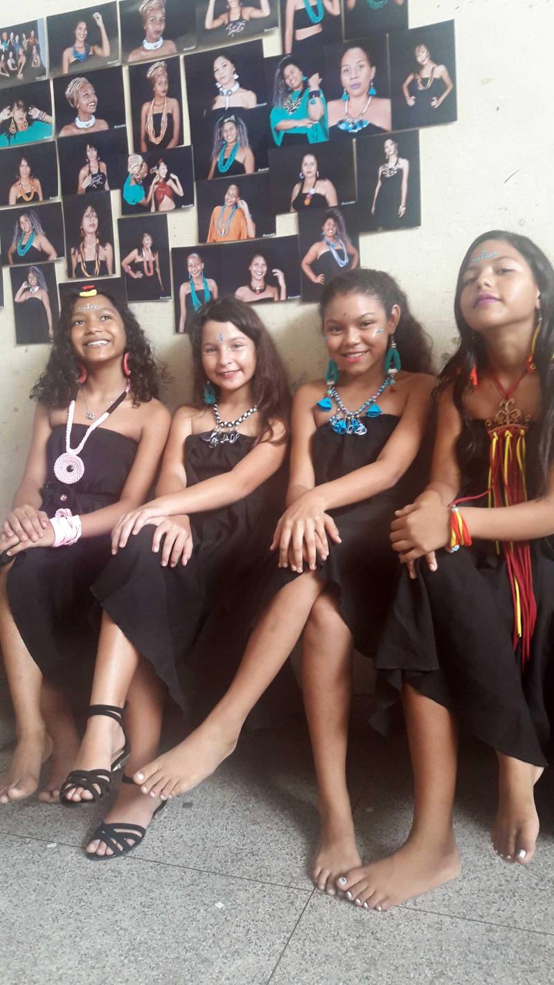 A Escola Estadual General Gurjão, no bairro da Cidade Velha, encontrou uma maneira expressiva para valorizar a cultura e história do povo negro neste 20 de novembro, Dia Nacional da Consciência Negra. A partir das 14 horas desta terça-feira (20), a escola sediará a exposição “Minha Essência Humana”, que reúne fotos nas quais 15 alunas, professoras e servidoras da “General Gurjão”, aparecem com indumentárias típicas da cultura afro-brasileira.

FOTO: DIVULGAÇÃO
DATA: 19.11.2018
BELÉM - PARÁ <div class='credito_fotos'>Foto: ASCOM SEDUC   |   <a href='/midias/2018/originais/0d681a40-1f46-45f0-8f4c-2dfc71a5daf8.jpg' download><i class='fa-solid fa-download'></i> Download</a></div>