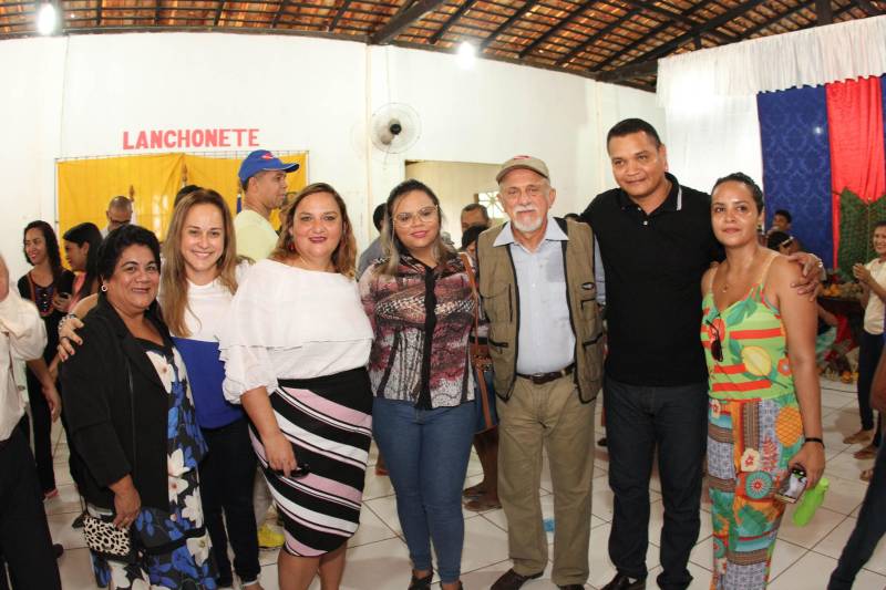 Cento e dezoito famílias da comunidade quilombola do Caeté, no município de Abaetetuba, no nordeste do Estado, foram beneficiadas com um título coletivo de terra. Com o documento, o Governo do Estado, por meio do Instituto de Terras do Pará (Iterpa), reconhece o direito de uma população que há décadas ocupa e trabalha na área. A cerimônia de entrega ocorreu na manhã deste sábado (24), no Centro Comunitário, e contou com a participação do governador Simão Jatene. A área titulada corresponde a cerca de 1.400 hectares. Agora, devidamente respaldadas, as famílias poderão ter acesso a empréstimos, políticas públicas, entre outros benefícios que possibilitam o desenvolvimento da sua produção e a continuidade de suas tradições. “Com o documento de terra a comunidade passa a ter segurança jurídica e acesso a créditos, financiamentos e outros benefícios que antes não lhes era permitido. Além disso, agora eles poderão produzir com mais segurança, mantendo a terra entre as futuras gerações”, afirmou o governador Simão Jatene.
FOTO: CRISTINO MARTINS / AG. PARÁ
DATA: 24.03.2018
ABAETETUBA - PARÁ
<div class='credito_fotos'>Foto: Cristino Martins/Ag. Pará | <a href='/midias/2018/originais/0d6ab60b-e9b3-4bab-8c33-504cc7deebff.jpg' download><i class='fa-solid fa-download'></i> Download</a></div>