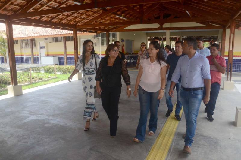 A comunidade escolar do município de Pau D´Arco, no sudeste paraense, recebeu, na quinta-feira (27), a Escola Estadual de Ensino Médio “Paul Hannemann” (foto), totalmente reconstruída pelo Governo do Estado. A cerimônia de entrega das obras contou com a presença da secretária de Estado de Educação, Ana Claudia Serruya Hage, e de dirigentes da Seduc, além de lideranças comunitárias e gestores da escola. A reconstrução da Escola “Paulo Hannemann” foi financiada com recursos do Banco Interamericano de Desenvolvimento (BID). A obra foi executada pela Secretaria de Educação e custou cerca de R$ 3.146.962,76. O projeto faz parte do Programa de Melhoria da Qualidade e Expansão da Cobertura da Educação Básica do Pará, preconizado pela Seduc no âmbito do Pacto pela Educação.

FOTO: FERNANDO NOBRE / ASCOM SEDUC
DATA: 27.12.2018
PAU D'ARCO - PARÁ <div class='credito_fotos'>Foto: FERNANDO NOBRE/ASCOM SEDUC   |   <a href='/midias/2018/originais/0d6e5d52-28ba-445a-9633-3867f609003b.jpg' download><i class='fa-solid fa-download'></i> Download</a></div>