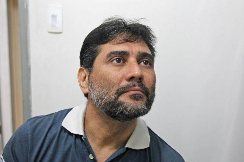 O detento Gerson Teixeira, de 31 anos, sempre se interessou pela música, mas fora do presídio nunca teve oportunidade de fazer um curso de violão. “Eu não tinha condições que comprar um violão e nem de pagar um curso, tenho família para sustentar e as minhas prioridades eram outras. Eu precisava pensar que primeiro tinha que colocar comida na mesa. Nem imaginava que aqui dentro do presídio eu ia realizar meu sonho, estou muito feliz e pretendo me dedicar às aulas”, disse o interno. Gerson é um dos 40 detentos que vão participar do projeto “Sala de Cordas”, que iniciou hoje na Central de Triagem Metropolitana III (CTM III) que fica dentro do Complexo Penitenciário de Santa Izabel. O projeto foi uma iniciativa da coordenadora pedagógica da unidade prisional, Suely Carvalho, que juntamente com a Coordenadoria de Educação Prisional da Superintendência do Sistema Penitenciário do Estado (Susipe), foram em busca de uma parceria com a Fundação Cultural do Pará que doou 20 violões para que o curso pudesse ser ministrado dentro do presídio. Na foto, o professor de música Márcio Farias.
FOTO: AKIRA ONUMA / ASCOM SUSIPE
DATA: 04.04.2018
BELÉM - PARÁ <div class='credito_fotos'>Foto: Akira Onuma / Ascom Susipe | <a href='/midias/2018/originais/0d745220-7121-4d33-836b-4f2506151b8b.jpg' download><i class='fa-solid fa-download'></i> Download</a></div>