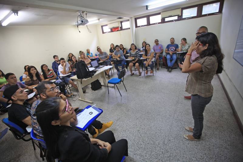 Incluir pessoas com algum tipo de deficiência no cotidiano das cidades tem sido um desafio para todos os governos. No Pará não é diferente. Mas o governo do Estado tem atuado nas várias áreas e, mais especificamente, no que se refere a inclusão de pessoas surdas, por meio da formação de profissionais capacitados para atuar junto a esse público. Uma das primeiras medidas tomadas foi a mudança no curso de Letras/Libras ofertado pela Universidade do Estado do Pará (Uepa). A graduação até o ano de 2008 era apenas na modalidade à distância. A partir de 2012, passou a ser presencial, com oferta do curso no vestibular da instituição com 40 vagas.
FOTO: RODOLFO OLIVEIRA / AG. PARÁ
DATA: 02.04.2018
BELÉM - PARÁ <div class='credito_fotos'>Foto: Rodolfo Oliveira/Ag. Pará | <a href='/midias/2018/originais/0d87756d-0311-47dd-a002-db88251dd393.jpg' download><i class='fa-solid fa-download'></i> Download</a></div>
