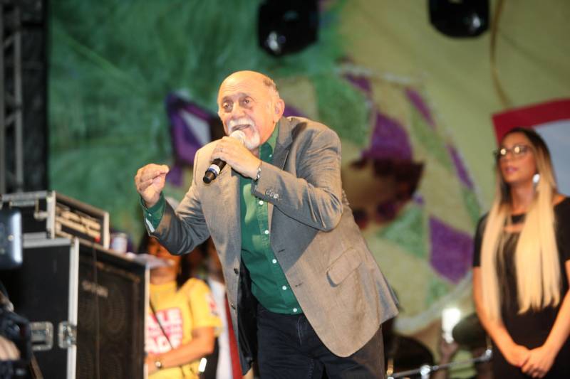 Mais de quatro mil idosos caíram na folia na tarde desta quarta-feira (7), durante o 18° Baile Carnavalesco da Melhor Idade, do projeto Vida Ativa, executado pela Secretaria de estado de Esporte e Lazer (Seel). Uma das grandes atrações foi o concurso que escolheu a “Rainha das Rainhas” da terceira idade, título que este ano ficou com a candidata Lindaura Cardoso, de 63 anos. O governador Simão Jatene (foto) fez questão de prestigiar o evento.
FOTO: CARLOS SODRÉ / AG. PARÁ
DATA: 07.02.2018
BELÉM - PARÁ <div class='credito_fotos'>Foto: CARLOS SODRÉ / AG. PARÁ | <a href='/midias/2018/originais/0d8cc9d3-93ec-4efe-bc1c-ae333101b118.jpg' download><i class='fa-solid fa-download'></i> Download</a></div>