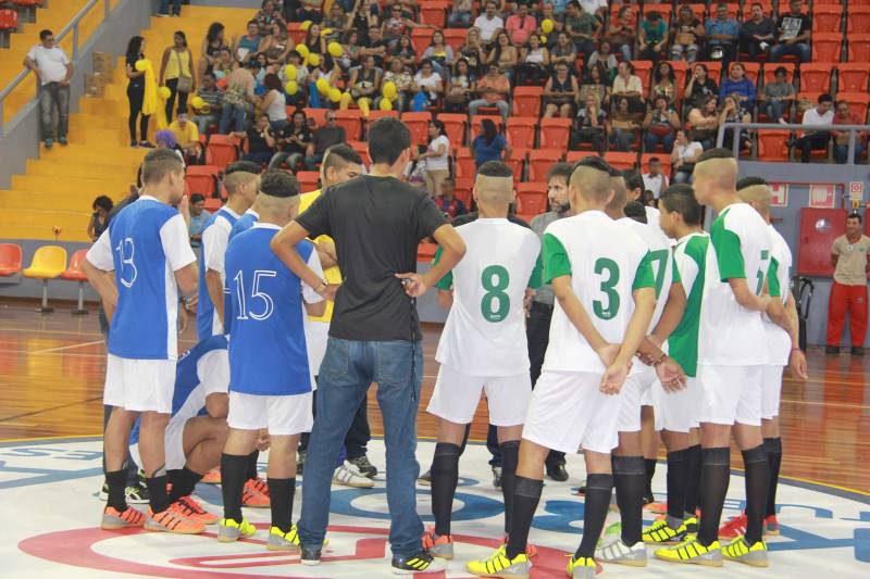 Mais de 60 adolescentes e jovens em cumprimento de medida socioeducativa no Pará conheceram as instalações da Arena Guilherme Paraense (o Mangueirinho), em Belém. O espaço recebeu os internos para o encerramento da II Olimpíada de Inverno da Socioeducação, evento criado com o objetivo de proporcionar atividades de esporte e cultura aos adolescentes em cumprimento de medida socioeducativa no Estado, além de promover o espírito esportivo e garantir maior integração entre os internos. A Arena sediou as finais do futsal feminino e masculino, além de apresentações culturais que marcaram o encerramento da atividade promovida pela Fundação de Atendimento Socioeducativo do Pará (Fasepa), por meio do Projeto Ressignificando Caminhos na Socioeducação.
FOTO: ALBERTO PASSOS / ASCOM FASEPA
DATA: 28.03.2018
BELÉM - PARÁ <div class='credito_fotos'>Foto: ALBERTO PASSOS/ ASCOM FASEPA | <a href='/midias/2018/originais/0d8d5cc5-ac09-4ef7-9125-5053dfc35438.jpg' download><i class='fa-solid fa-download'></i> Download</a></div>