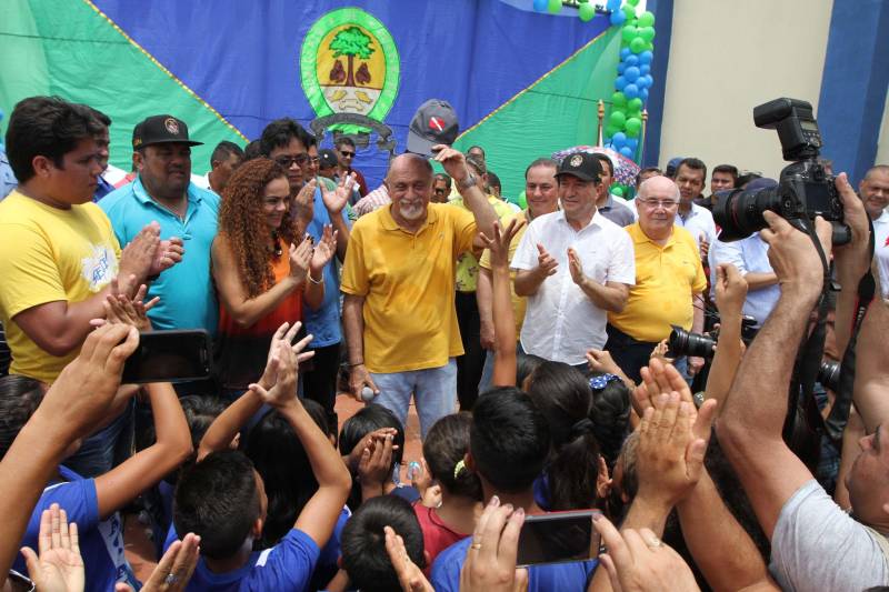 "Agora a população terá um lugar mais organizado, com mais higiene para comprar seu pescado e a sua carne. E pra gente que possui restaurante é melhor ainda, pois além da facilidade de adquirir os alimentos, o mercado também atrai clientes", comemorou Jaqueline Cardoso, 20 anos, que possui um ponto de venda de comidas em frente ao Mercado Municipal José Noronha Monteiro, no distrito de Boa Vista, em Quatipuru, no nordeste paraense. O espaço foi entregue oficialmente à população nesta segunda-feira (19), assim como as obras de pavimentação asfáltica da PA-446 e de cinco pontes em concreto ao longo da rodovia. A cerimônia contou com a presença do governador Simão Jatene, parlamentares, prefeitos da região entre outras autoridades locais. "Essas são importantes obras que vão beneficiar não só a população de Quatipuru, mas de toda a região. E faço questão de ressaltar que em todas elas existe o dinheiro dos impostos que todos nós paraenses pagamos. Esse é o retorno que fazemos questão de dar à população. Nós gestores somos apenas instrumentos desse grande desenvolvimento, quem financia é o povo", afirmou o governador Simão Jatene.
FOTO: CRISTINO MARTINS / AG. PARÁ
DATA: 19.03.2018
QUATIPURU - PARÁ <div class='credito_fotos'>Foto: Cristino Martins/Ag. Pará | <a href='/midias/2018/originais/0d939377-b895-4de6-8c20-f86b38c4fd3f.jpg' download><i class='fa-solid fa-download'></i> Download</a></div>