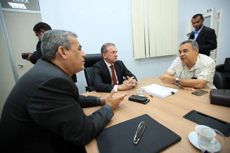O Governo do Estado do Pará iniciou, nesta terça-feira (6), a transição da administração ao futuro governo. Na sede da Procuradoria Geral do Estado, o Procurador-geral, Ophir Cavalcante Júnior (c) e o Auditor-geral do Estado, Roberto Amoras (e), receberam o ex-deputado Parsifal Pontes (d), coordenador da quipe de transição do governador eleito, Hélder Barbalho.
FOTO: THIAGO GOMES / AG. PARÁ
DATA: 06.11.2018
BELÉM - PARÁ <div class='credito_fotos'>Foto: Thiago Gomes /Ag. Pará | <a href='/midias/2018/originais/0da05450-4ca1-4048-9595-bac7fb14d60c.jpg' download><i class='fa-solid fa-download'></i> Download</a></div>