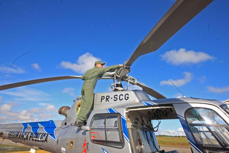 “Devo a vida do meu filho à atuação do Graesp (Grupamento Aéreo de Segurança Pública, na foto). Se não fosse pelo empenho deles no resgate, o João não teria resistido”. O depoimento emocionado é do sargento da Polícia Militar do Pará, Marcelo Serrano. Em abril do ano passado, o filho dele, João Marcel, então com 3 anos, perfurou o pulmão depois de cair de uma ponte. O acidente foi no município de São Sebastião da Boa Vista, no Marajó. Na ocasião, o Graesp foi acionado e iniciou o resgate da criança em direção a Belém. Em uma corrida contra o tempo, 40 minutos depois o menino começava a ser atendido em um hospital na capital. Se o transporte tivesse sido de barco, como normalmente ocorre na região, levaria oito horas e, pela gravidade da situação, o pequeno Marcel não teria resistido.

FOTO: RODOLFO OLIVEIRA / AG. PARÁ
DATA: 21.05.2018
BELÉM - PARÁ <div class='credito_fotos'>Foto: Rodolfo Oliveira/Ag. Pará   |   <a href='/midias/2018/originais/0da2275c-ba56-4f67-aca5-ddff2f746ebd.jpg' download><i class='fa-solid fa-download'></i> Download</a></div>