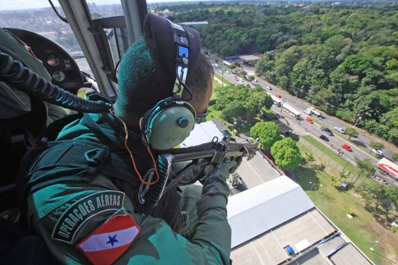 “Devo a vida do meu filho à atuação do Graesp (Grupamento Aéreo de Segurança Pública, na foto). Se não fosse pelo empenho deles no resgate, o João não teria resistido”. O depoimento emocionado é do sargento da Polícia Militar do Pará, Marcelo Serrano. Em abril do ano passado, o filho dele, João Marcel, então com 3 anos, perfurou o pulmão depois de cair de uma ponte. O acidente foi no município de São Sebastião da Boa Vista, no Marajó. Na ocasião, o Graesp foi acionado e iniciou o resgate da criança em direção a Belém. Em uma corrida contra o tempo, 40 minutos depois o menino começava a ser atendido em um hospital na capital. Se o transporte tivesse sido de barco, como normalmente ocorre na região, levaria oito horas e, pela gravidade da situação, o pequeno Marcel não teria resistido.

FOTO: RODOLFO OLIVEIRA / AG. PARÁ
DATA: 21.05.2018
BELÉM - PARÁ <div class='credito_fotos'>Foto: Rodolfo Oliveira/Ag. Pará   |   <a href='/midias/2018/originais/0da3fb6f-8484-41a6-8dff-1a6ba89402a2.jpg' download><i class='fa-solid fa-download'></i> Download</a></div>