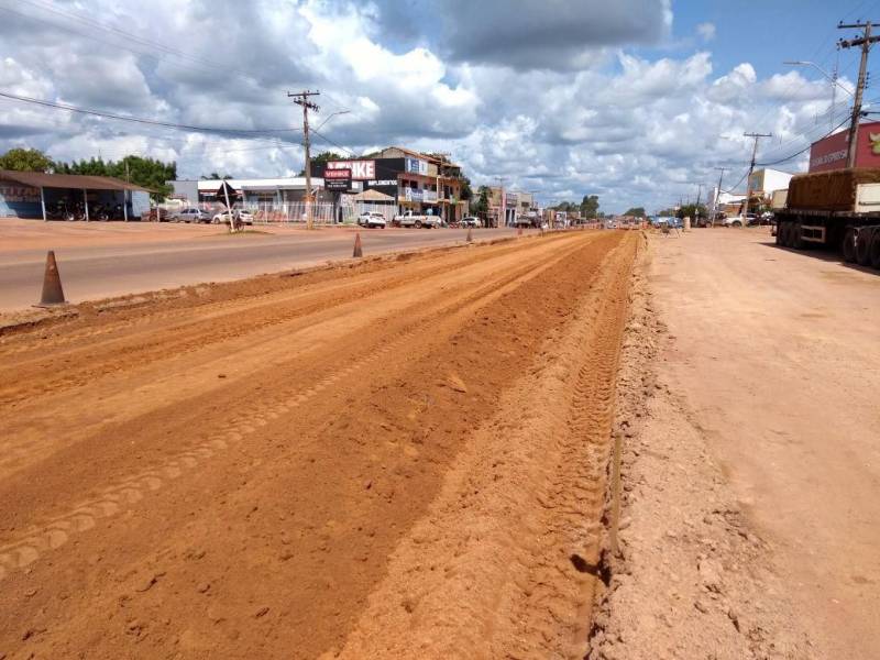 Mais de 100 obras estão em andamento nas rodovias estaduais. As ações visam a melhoria da trafegabilidade dos veículos, assim como a qualidade de vida da população. O trabalho vem sendo supervisionado pela Secretaria de Estado de Transportes (Setran), através dos chefes dos Núcleos Regionais. Uma dessas obras ocorre em Alter do Chão, Santarém. O Governo do Estado está construíndo uma rotatória de acesso, no entroncamento das Rodovias PA-453 e PA-457, sob jurisdição do 3° Núcleo Regional. Ainda na região do Baixo Amazonas, será feito um desvio para melhorar as condições de tráfego de pequenos veículos na Transuruará, no trecho entre o Donizete e a hidrelétrica de Curuá Una. A Setran informa que o processo está em fase de licitação, voltada a recuperação de todo o trecho da Transuruará, que tem aproximadamente 143 quilômetros.
FOTO: ASCOM / SETRAN
DATA: 18.05.2018 <div class='credito_fotos'>Foto: ASCOM SETRAN | <a href='/midias/2018/originais/0da47eb1-a9d9-4bea-8ed0-9d844261e9f2.jpg' download><i class='fa-solid fa-download'></i> Download</a></div>