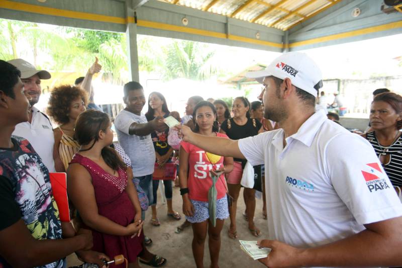 Aos 22 anos, Cláudio Cardoso está desempregado e procura um trabalho para sustentar o filho. Neste domingo (11) ele aproveitou a presença da Caravana Pro Paz no município de Barcarena, distante 15 quilômetros da capital, para retirar seus documentos e até aproveitou para cortar os cabelos. Na segunda-feira (12) pretende sair em busca de um emprego. Ele é um dos mil beneficiados pelos atendimentos feitos na cidade pela Caravana Pro Paz, uma ação do Governo do Pará, que busca garantir o acesso da população mais carente a serviços de atenção às necessidades básicas do cidadão, como atendimentos médicos, exames, vacinação, entre outros, com ações de mobilização em diversas regiões e municípios, a fim de fortalecer a cidadania paraense. “Os documentos e aparências são muito importantes para conseguir um trabalho, por isso estou aproveitando para fazer tudo para na segunda-feira continuar procurando emprego”, comentou Claudio. Ele está separado e quer encontrar um trabalho para sustentar o filho. A Caravana Pro Paz está iniciando os trabalhos em 2018 por Barcarena, nas comunidades de Vila Nova, Bom futuro e Burajuba afetadas pelo transbordamento de rejeitos da Hydro Alunorte, no início deste mês. Os serviços de retirada de documentos (Certidão de Nascimento, RG, Registro Social, ID Jovem), atendimento médico (pediatria, ginecologia e clínica geral), consulta jurídica, exames vacinas e cortes de cabelo foram ofertados em parceria com a Prefeitura do município.
FOTO: IGOR BRANDÃO / AG PARÁ
DATA: 11.03.2018
BARCARENA - PARÁ <div class='credito_fotos'>Foto: IGOR BRANDÃO / AG. PARÁ | <a href='/midias/2018/originais/0dac906d-c93f-45e7-9e17-faa448257688.jpg' download><i class='fa-solid fa-download'></i> Download</a></div>