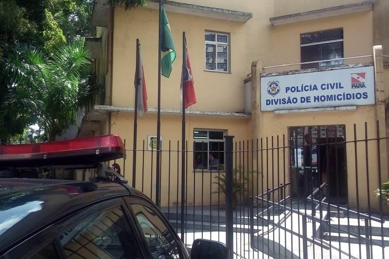 As Polícias Civil e Militar deflagraram, nesta quinta-feira, 8, uma operação para cumprir mandados de prisão de envolvidos em homicídios e tráfico de drogas, na área do 40 Horas, em Ananindeua, na Região Metropolitana de Belém (RMB). Denominada "Quadraginta Pax" (Paz no Quarenta, em latim), a ação policial foi coordenada pela Divisão de Homicídios e resultou em dez pessoas presas, durante a manhã. Uma arma de fogo e drogas foram apreendidas durante a operação iniciada nas primeiras horas do dia. Os presos e o material apreendido foram levados para a sede da Divisão de Homicídios, no bairro de São Brás, em Belém.
FOTO: ACOM POLÍCIA CIVIL
DATA: 08.03.2018
BELÉM - PARÁ
<div class='credito_fotos'>Foto: Ascom Polícia Civil | <a href='/midias/2018/originais/0dad28c2-ae11-4ab9-bb8c-6078d58317e9.jpg' download><i class='fa-solid fa-download'></i> Download</a></div>