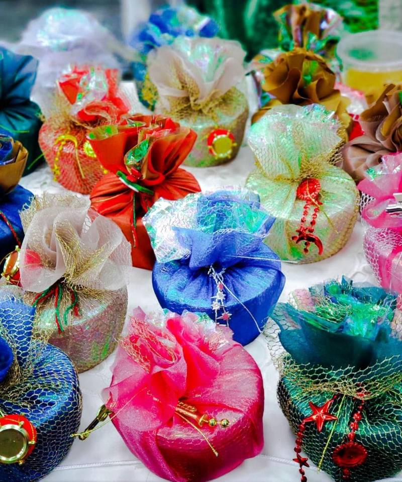 Pela primeira vez, a Procuradoria-Geral do Estado (PGE), dentro do Projeto de Valorização do Servidor, realizou uma Feira de Natal, inspirada em iniciativas de outros órgãos, que já promovem eventos similares. Além de valorizar os trabalhos apresentados - muitos artesanais -, o evento realizado nesta quarta-feira (19), no auditório da instituição, incentivou a solidariedade. O número de inscritos, entre servidores e seus familiares, superou as expectativas dos organizadores, que já planejam a realização de outros eventos para mudar a rotina no ambiente de trabalho.

FOTO: ASCOM/PGE
DATA: 20.12.2018
LOCAL: BELÉM - PARÀ <div class='credito_fotos'>Foto: ASCOM PGE   |   <a href='/midias/2018/originais/0dae0a22-9d2b-4e35-bc2c-7a36c1ad612a.jpg' download><i class='fa-solid fa-download'></i> Download</a></div>