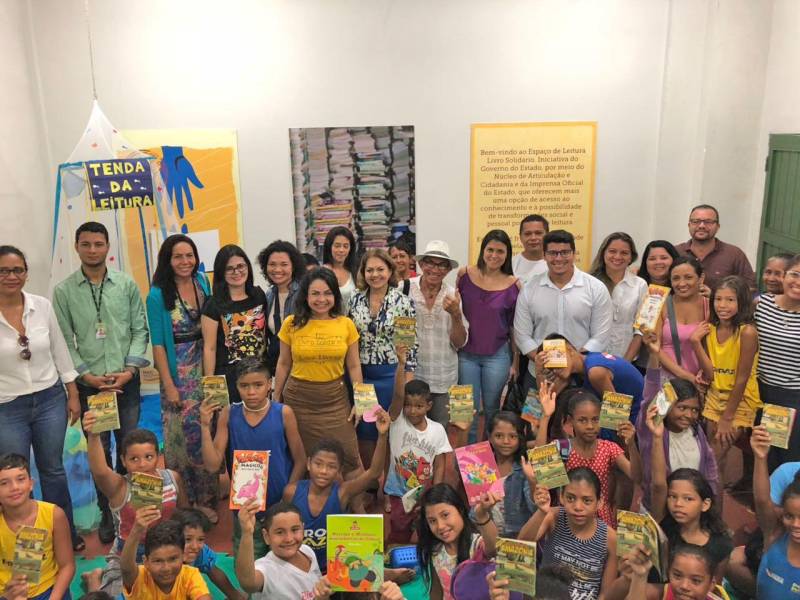 “A leitura me traz sonhos. Fico imaginando as histórias”. As palavras da estudante Luana Campos Ferreira, de 10 anos, foram ditas durante a inauguração do Espaço de Leitura do projeto “Livro Solidário” no polo Pro Paz Ufra (Universidade Federal Rural da Amazônia), nesta quarta-feira, 14, data em que se comemora o Dia do Poeta. Neta de poetisa, Luana gosta de ler gibis e de escrever histórias de terror, suspense e ação. Ela é uma das 322 crianças e adolescentes que moram nos bairros da Terra Firme e Guamá, e que são atendidas no polo. A parceria entre a Imprensa Oficial do Estado (IOE) e o Pro Paz garante mais uma opção de atividade no local, que já oferece opções de esporte e lazer. O evento de inauguração contou com a presença de crianças atendidas no polo, pais e também do poeta Antônio Juraci Siqueira e do ator Eli Chaves que apresentou a performance “O menino e o livro”. As crianças também fizeram leituras de poemas e homenagearam o poeta Juraci Siqueira.
FOTO: ASCOM / IOE
DATA: 14.03.2018
BELÉM - PARÁ <div class='credito_fotos'>Foto: ASCOM IOE | <a href='/midias/2018/originais/0db1800b-36f0-44f7-bb28-b5ded995e30c.jpg' download><i class='fa-solid fa-download'></i> Download</a></div>