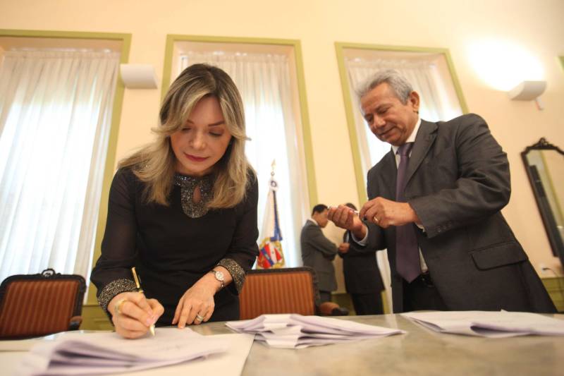Um acordo de cooperação técnica para agilizar as ações de cobrança de títulos da dívida ativa, ajuizados ou não, foi celebrado nesta terça-feira, 26, entre o Tribunal de Justiça do Estado (TJPA), Governo do Pará, União, Prefeitura de Belém e o Instituto de Estudos de Protesto de Títulos do Brasil, seção Pará. O acordo foi firmado na sede do TJPA. O acordo de cooperação técnica foi firmado com base na Lei nº 9.492/1997, que estabelece o protesto como ato formal e solene, pelo qual se prova a inadimplência e o descumprimento de obrigação originada em títulos e outros documentos em dívida, e à inexistência de disposições legais que vedem à utilização do serviço de protesto de títulos pelas entidades da administração pública; e observa as decisões do Conselho Nacional de Justiça (CNJ), que estabelecem a validade do protesto dos títulos, denominados certidões da dívida ativa, bem como atende meta do CNJ, de desjudicialização de ações, estimulando o protesto de títulos executados ou não. Na foto, a juíza coordenadora do Macrodesafio Impulso às Execuções Fiscais, Kédima Pacifico Lyra.
FOTO: MARCELO LELIS / AG. PARÁ
DATA: 26.06.2018
BELÉM - PARÁ <div class='credito_fotos'>Foto: Marcelo Lelis / Ag. Pará | <a href='/midias/2018/originais/0db75653-4796-44c8-a4a6-273d0de190b2.jpg' download><i class='fa-solid fa-download'></i> Download</a></div>