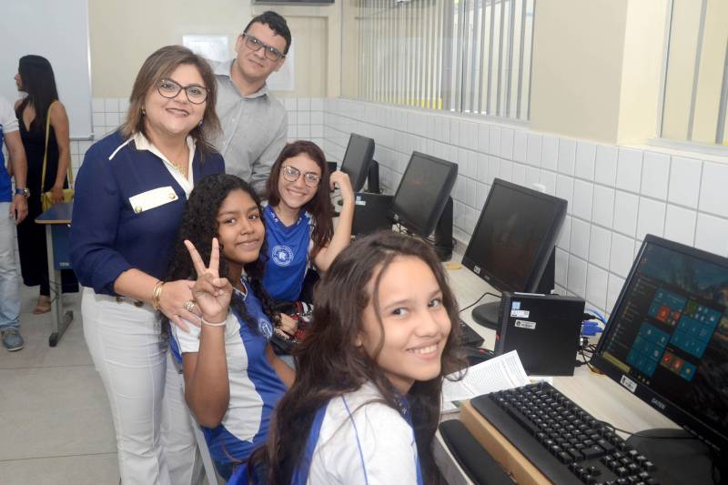 O Distrito de Icoaraci, em Belém, ganhou mais uma escola. Nesta sexta-feira (15), a Secretaria de Estado de Educação (Seduc) inaugurou a obra da Escola Estadual de Ensino Fundamental e Médio Professor Jorge Lopes Raposo. Construída integralmente, a unidade faz parte de um pacote de mais de 100 projetos de novas escolas, reformas e ampliações que a Seduc está executando em 53 municípios. A obra concluída foi recebida como fator motivacional de novo posicionamento da escola no Índice de Desenvolvimento da Educação Básica (Ideb). A inauguração reuniu a comunidade escolar e se transformou numa festa que congregou alunos, professores, dirigentes e os gestores da Seduc, liderados pela secretária Ana Claudia Serruya Hage (foto).
FOTO: ELISEU DIAS / ASCOM SEDUC
DATA: 15.06.2018
BELÉM - PARÁ <div class='credito_fotos'>Foto: Eliseu Dias / Ascom Seduc | <a href='/midias/2018/originais/0dc1f6aa-9ce9-42a9-b4c0-2d17e7d9cee8.jpg' download><i class='fa-solid fa-download'></i> Download</a></div>