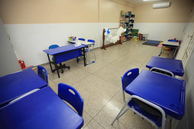 "Hoje vim para uma agenda de inauguração, mas vivi uma experiência de amor, que emana em cada ação dos alunos, professores, direção e de cada um que faz parte desta escola que se torna tão especial porque tem alma". A declaração foi feita pelo governador Simão Jatene, nesta terça, 27, durante a inauguração da obra de reforma e ampliação da Escola Álvares de Azevedo (foto), localizada no Bairro de Batista Campos, em Belém. O governador transformou a inauguração em uma grande confraternização. Passou a tarde na Escola e fez questão de cantar e dançar com os alunos, que expressaram muita gratidão pela obra. Atendendo atualmente 436 alunos, a “Álvares de Azevedo” é uma Unidade Especializada dedicada à educação de estudantes com deficiência visual, e que trabalha nos eixos da educação e da habilitação.
FOTO: MÁCIO FERREIRA / AG. PARÁ
DATA: 27.03.2018
BELÉM - PARÁ <div class='credito_fotos'>Foto: MÁCIO FERREIRA/ AG. PARÁ | <a href='/midias/2018/originais/0dcc43c4-721f-4e42-a386-c4eb626beb62.jpg' download><i class='fa-solid fa-download'></i> Download</a></div>