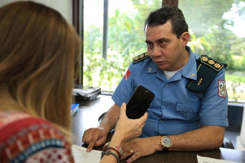 A Polícia Militar do Pará (PMPA) está substituindo 400 policiais da ativa que estão em trabalho interno e administrativo por policiais da reserva. Na foto, o coronel Tales Belo, diretor do Departamento Pessoal da Polícia Militar do Pará.
FOTO: SIDNEY OLIVEIRA / AG. PARÁ
DATA: 16.05.2018
BELÉM - PARÁ <div class='credito_fotos'>Foto: MÁCIO FERREIRA/ AG. PARÁ | <a href='/midias/2018/originais/0dd73c85-f7ee-4dcf-93c2-f4e9a05c9350.jpg' download><i class='fa-solid fa-download'></i> Download</a></div>