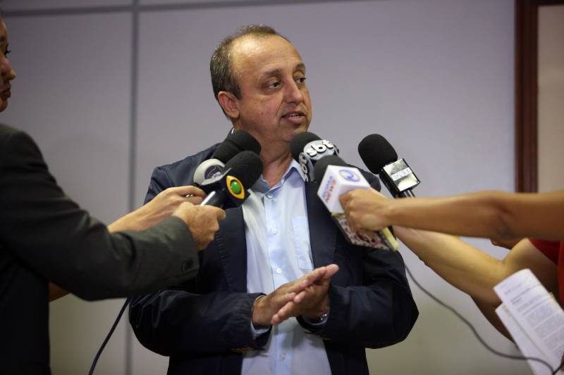 Coletiva na Sespa sobre a suspeita de casos de raiva humana no município de Melgaço. Na foto, o secretário de Saúde, Vitor Matheus.
FOTO: THIAGO GOMES / AG. PARÁ
DATA: 11.05.2018
BELÉM - PARÁ <div class='credito_fotos'>Foto: Thiago Gomes /Ag. Pará | <a href='/midias/2018/originais/0ddc83cf-d7b2-4f58-8b46-4d6e55b36061.jpg' download><i class='fa-solid fa-download'></i> Download</a></div>