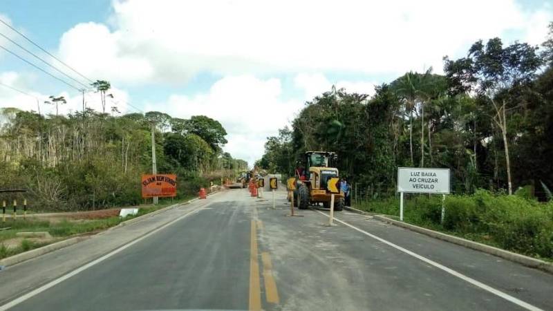 O trânsito em uma das faixas da Rodovia PA-242 (foto), entre os municípios de Santo Antônio do Tauá e Castanhal, já foi restabelecido pela Secretaria de Estado de Transportes (Setran). O trecho foi reconstruído e, em breve, receberá nova pavimentação. A via foi totalmente interditada no último dia 8 de maio, em função de ruptura causada pela força das águas de uma barragem que rompeu próximo ao local. Equipes da empresa contratada pela Setran continuam os trabalhos na área para devolver a trafegabilidade total ao trecho, o que deve ocorrer em, aproximadamente, uma semana, de acordo com José Queiroga, chefe do 1º Núcleo Regional da Setran, a quem a rodovia está jurisdicionada.
FOTO: ASCOM / SETRAN
DATA: 17.05.2018
SANTO ANTÔNIO DO TAUÁ - PARÁ <div class='credito_fotos'>Foto: ASCOM SETRAN | <a href='/midias/2018/originais/0ddc8fa8-a6ab-4ba8-80b4-0e64fc30b942.jpg' download><i class='fa-solid fa-download'></i> Download</a></div>