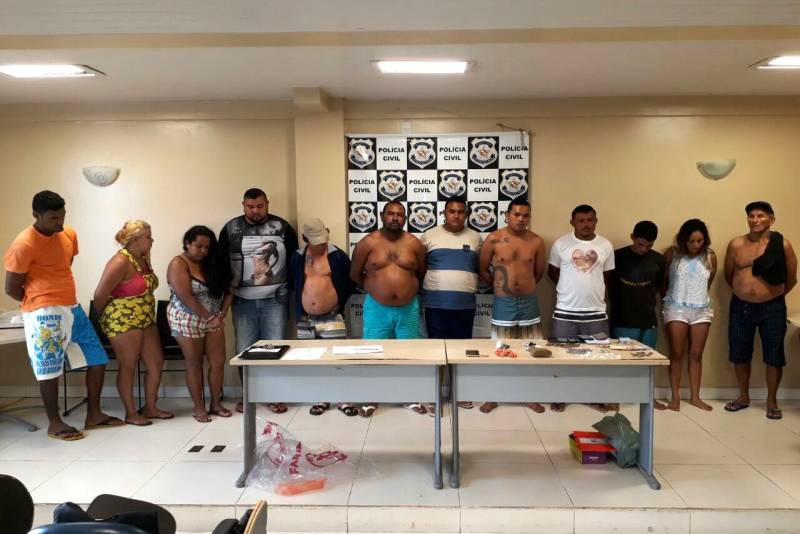 A Superintendência Regional do Baixo-Tocantins da Polícia Civil deflagrou, nesta quinta-feira (10), a operação Boas Vindas, para dar cumprimento a mandados judiciais de busca e apreensão e de prisão preventiva, em pontos de tráfico de drogas, em Abaetetuba, nordeste paraense. Ao todo, 12 pessoas, dentre elas três mulheres, foram presas na operação. No total, foram apreendidas 30 porções de óxi de cocaína; 17 porções de pasta-base; dez porções de maconha e quatro tabletes de erva. Aproximadamente R$ 300 em dinheiro foram apreendidos.
FOTO: ASCOM POLÍCIA CIVIL
DATA: 10.05.2018
ABAETETUBA - PARÁ <div class='credito_fotos'>Foto: Ascom Polícia Civil | <a href='/midias/2018/originais/0dde4999-10d7-4328-bdc3-4f9544f289d7.jpg' download><i class='fa-solid fa-download'></i> Download</a></div>