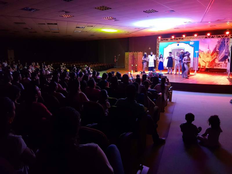 Uma plateia atenta e alegre aplaudiu os estudantes do 3º ano do Colégio Alvorada, em Marabá, que apresentaram a peça teatral adaptada de “O Auto da Compadecida” (foto), obra do escritor paraibano Ariano Suassuna, na programação do 1º Salão do Livro do Sul e Sudeste do Pará, que prossegue até o próximo dia 06 (domingo), no Carajás Centro de Convenções. Cláudia Borges, professora de Literatura, informou que a peça fez parte de uma semana literária da escola, voltada às leituras do Exame Nacional do Ensino Médio (Enem). “Foi um trabalho interdisciplinar com Português, Redação e Literatura. Nós buscamos valorizar o pensamento dos alunos, e cada um com sua personalidade deu corpo aos personagens. ‘Ariano Suassuna’ foi trabalhado porque é uma das obras que caem no Enem, e foi uma coisa gostosa de trabalhar porque estudamos o autor, o sotaque, expressões populares do Nordeste, vocabulário na Língua Portuguesa, o roteiro, o contexto histórico e a construção de cada personagem, respeitando o que o autor propôs para cada papel”, explicou.
FOTO: KÉLIA SANTOS / CRGSP
DATA: 02.05.2018
MARABÁ - PARÁ <div class='credito_fotos'>Foto: KÉLIA SANTOS / ASCOM CRGSP | <a href='/midias/2018/originais/0de6a789-7449-4dc0-981b-1cd4b4a7dc7e.jpg' download><i class='fa-solid fa-download'></i> Download</a></div>