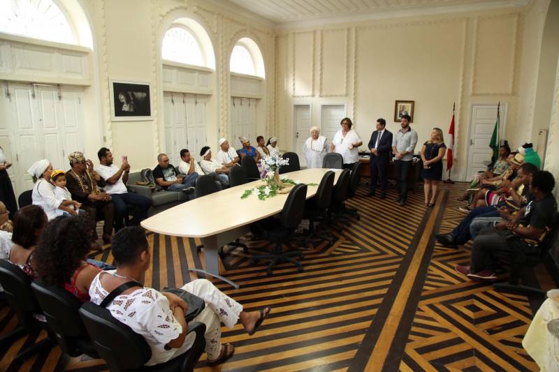 Na manhã desta sexta-feira (23), a Secretaria Estadual de Justiça e Direitos Humanos (Sejudh), através da Gerência Estadual de Políticas de Promoção de Igualdade Racial (Geppir), realizou cerimônia de posse dos 34 novos membros do Conselho Estadual de Políticas de Igualdade de Promoção de Igualdade Racial (Coneppir). Os novos conselheiros terão a responsabilidade de discutir políticas voltadas à população negra do Estado do Pará.

FOTO: WAGNER ALMEIDA/ASCOM SEJUDH
DATA: 23.11.2018
BELÉM - PARÁ <div class='credito_fotos'>Foto: Wagner Almeida/ Ascom Sejudh   |   <a href='/midias/2018/originais/0de8d618-a219-4503-b8d5-4443507951e0.jpg' download><i class='fa-solid fa-download'></i> Download</a></div>