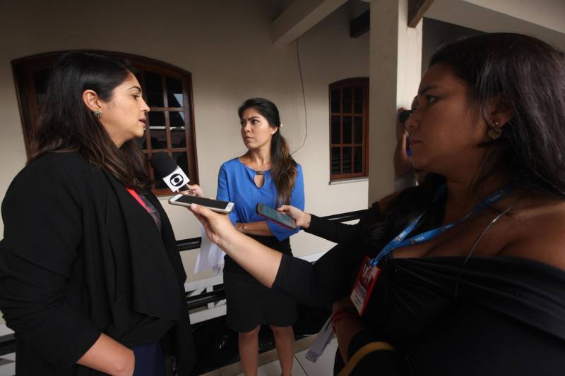 A comitiva nacional dos direitos humanos foi recebida por representantes da Secretaria de Estado de Segurança Pública e da Defesa Social (Segup) para dialogar sobre as medidas já colocadas em prática frente ao ocorrido no Centro de Recuperação Penitenciário do Pará III (CRPP III), na última terça-feira, 10. A reunião foi nesta sexta-feira, 13, na sede da secretaria. Na foto, a ouvidora Nacional do Ministério dos Direitos Humanos, Erika Queiroz.
FOTO: CARLOS SODRÉ / AG. PARÁ
DATA: 13.04.2018
BELÉM - PARÁ <div class='credito_fotos'>Foto: CARLOS SODRÉ / AG. PARÁ | <a href='/midias/2018/originais/0df2d314-8fb3-4716-804b-619779d576fd.jpg' download><i class='fa-solid fa-download'></i> Download</a></div>