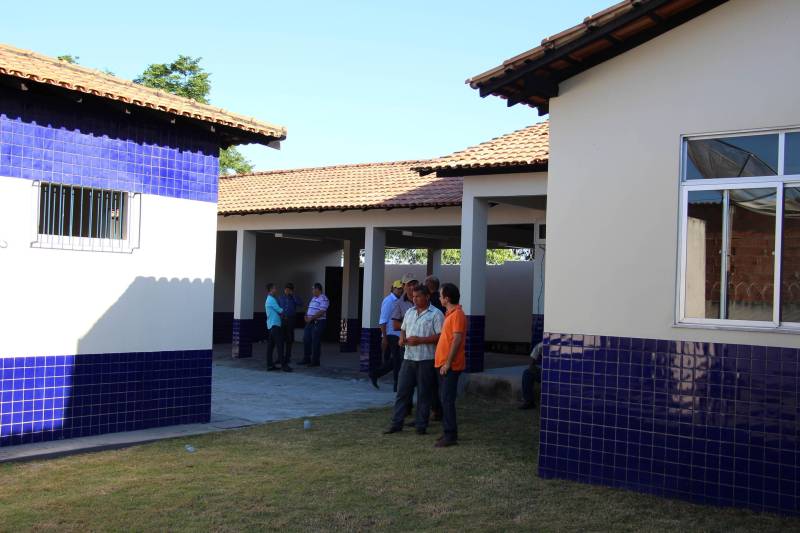 A inauguração da Unidade Integrada Pro Paz (UIPP), a entrega de uma viatura para a Polícia Civil e a assinatura de convênio para reforma e ampliação da Escola Municipal de Ensino Fundamental Brejo Grande, realizados nesta quarta-feira, 9, marcaram o início dos festejos do aniversário de 30 anos de emancipação do município de Brejo Grande do Araguaia, comemorado no dia 10 de maio.
FOTO: ANTONIO MACEDO / DIVULGAÇÃO
DATA: 09.05.2018
BREJO GRANDE DO ARAGUAIA - PARÁ <div class='credito_fotos'>Foto: ANTONIO MACEDO / DIVULGAÇÃO | <a href='/midias/2018/originais/0df6576c-ee0c-4942-b1cd-03f4d4d01483.jpg' download><i class='fa-solid fa-download'></i> Download</a></div>
