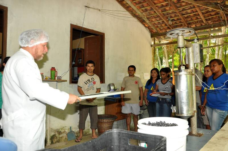Foi apresentado aos moradores da ilha, uma demonstração do processo de branqueamento do açaí, além de informações importantes sobre a colheita, o armazenamento e o transporte para prevenção da doença de Chagas.
FOTO : JOSÉ PANTOJA / ARQUIVO ASCOM SESPA
DATA :18.11.2011
BELÉM - PARÁ
<div class='credito_fotos'>Foto: José Pantoja / Ascom Sespa | <a href='/midias/2018/originais/0df89e09-7903-4dd0-af45-ae1ac9b803b6.jpg' download><i class='fa-solid fa-download'></i> Download</a></div>