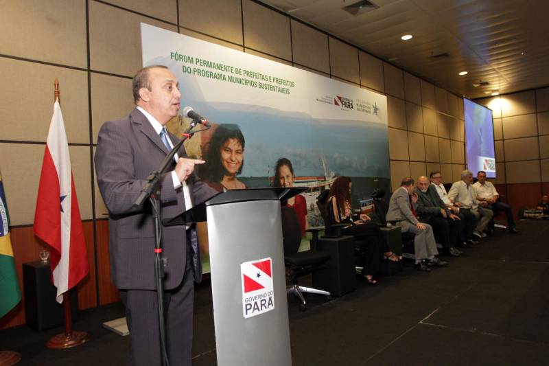 O primeiro dia do Fórum Permanente de Prefeitas e Prefeitos dos Municípios Sustentáveis contou com a participação de 85 prefeitos , 17 vices e 21 secretários municipais dos 141 municípios manifestaram interesse em adotar as diretrizes do programa. Para o governador Simão Jatene, esta grande participação simboliza a união de agentes públicos que colocaram os interesses coletivos acima dos interesses individuais para construir um estado melhor para todos. Com o tema “Gestão Compartilhada”, o evento traz as experiências e os desdobramentos das agendas governamentais que foram planejadas em parceria com as gestões municipais. Através da Secretaria Extraordinária de Municípios Sustentáveis (Semsu) Governo do Pará, por meio da Semsu, investe na capacitação dos municípios para a promoção de uma gestão fiscal eficiente. Para Izabela Jatene, este primeiro dia serviu para sinalizar o quanto os gestores estão preocupados com o equilíbrio da questão fiscal dos municípios e em desenvolver uma governança compartilhada para desenvolver seus municípios. Na foto, o secretário de Saúde, Vítor Matheus.
FOTO: CRISTINO MARTINS / AG. PARÁ
DATA: 07.02.2018
BELÉM - PARÁ <div class='credito_fotos'>Foto: Cristino Martins/Ag. Pará | <a href='/midias/2018/originais/0e0078cf-0e74-4621-9457-aa96ab09b397.jpg' download><i class='fa-solid fa-download'></i> Download</a></div>
