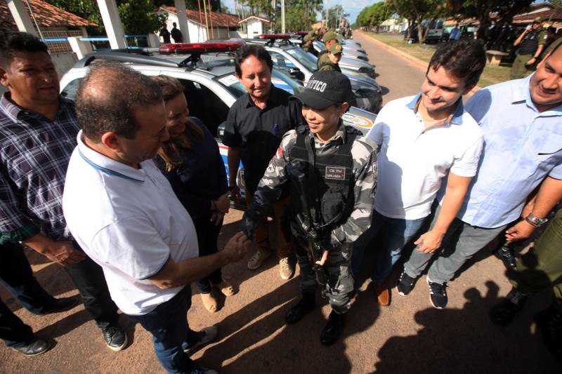 Os batalhões de Policiamento da PM de Barcarena (foto) e Abaetetuba, no Baixo Tocantins, receberam na tarde desta quinta-feira (21), 14 viaturas e 20 motocicletas para o reforço da segurança pública nas cidades. Os dois municípios pertencem ao Comando de Policiamento Regional IX, que realiza o policiamento em 10 municípios da região. O CPR IX também está formando 134 novos policias que deverão ser integrados ao policiamento no mês de julho. Participaram da entrega o comandante geral da PM, coronel Hilton Benigno, o presidente da Assembleia Legislativa do Pará (Alepa), deputado estadual Márcio Miranda e os deputados Ana Cunha e Celso Sabino. O coronel Hilton Benigno comentou que toda a frota de veículos da PM foi renovada. “A renovação traz melhores condições de trabalho ao policial”, afirmou.
FOTO: THIAGO GOMES / AG. PARÁ
DATA: 21.06.2018
BARCARENA - PARÁ <div class='credito_fotos'>Foto: Thiago Gomes /Ag. Pará | <a href='/midias/2018/originais/0e02d219-704a-43b9-a2c5-d87e4cf76aa8.jpg' download><i class='fa-solid fa-download'></i> Download</a></div>