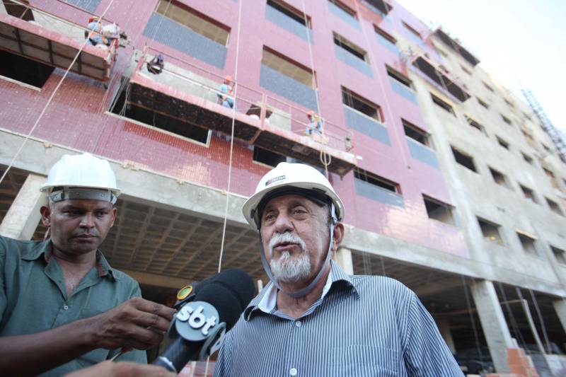 O município de Itaituba, localizado a cerca de 1,3 mil quilômetros de Belém, no sudoeste do Pará, recebeu agenda do Governo do Estado nesta terça-feira (3). O governador Simão Jatene visita uma série de obras no município, entre elas a da escola com 12 salas de aula que está sendo construída no distrito de Miritituba e do Hospital Regional Público do Tapajós (foto). A comitiva governamental fará inspeção ainda nas obras do novo sistema de abastecimento e tratamento de água da Companhia de Saneamento do Pará (Cosanpa).
FOTO: MARCELO LELIS / AG. PARÁ
DATA: 03.07.2018
ITAITUBA - PARÁ <div class='credito_fotos'>Foto: Marcelo Lelis / Ag. Pará | <a href='/midias/2018/originais/0e0dbcc3-c8e7-4ebf-9783-7a52357549a8.jpg' download><i class='fa-solid fa-download'></i> Download</a></div>