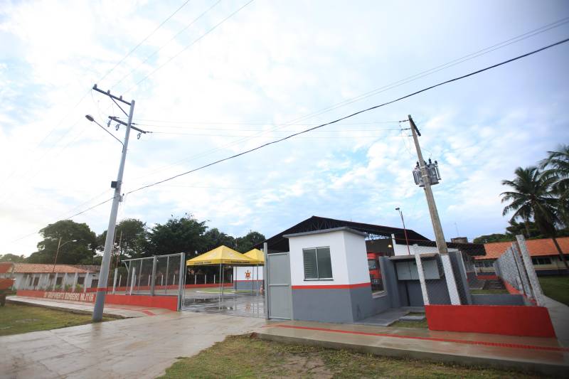 Moradores, comerciantes, militares e políticos da região da Ilha do Marajó comemoraram, nesta quarta-feira (24), junto ao governador Simão Jatene, a entrega do 18º Grupamento Bombeiro Militar, inaugurado hoje no município de Salvaterra. Quarenta e oito militares foram deslocados para o local, sendo 45 praças e três oficiais. O espaço conta com viaturas para atendimento a incêndios, salvamentos, resgates e uma lancha.O Coronel Antônio Zanelli, comandante geral do Corpo de Bombeiros, explicou a escolha do município para receber o grupamento. “Salvaterra foi escolhida estrategicamente para receber este quartel por ser a porta do Marajó. Salvaterra e Soure possuem forte apelo turístico. Antes, nosso tempo-resposta para a população daqui demorava até 1h30 minutos, já que vínhamos de Icoaraci, distrito de Belém. Agora a meta é atender o mais rápido possível os seis municípios da região do Marajó Ocidental”, explicou. Além de Salvaterra e Soure, a corporação atenderá os municípios de Cachoeira do Arari, Santa Cruz do Arari, Ponta de Pedras e Muaná.

FOTO: MÁCIO FERREIRA / AG PARÁ
DATA: 24.01.2018
SALVATERRA - PARÁ <div class='credito_fotos'>Foto: MÁCIO FERREIRA/ AG. PARÁ   |   <a href='/midias/2018/originais/0e0f55c8-6442-4efd-aadb-e4d6d1f6728e.jpg' download><i class='fa-solid fa-download'></i> Download</a></div>