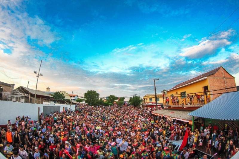 Tradição, história e simbolismo. Assim é a festa do Carnapauxis, realizado todos os anos no município de Óbidos, na região Oeste. O carnaval obidense é patrimônio cultural do estado do Pará e foi construído com identidade própria por meio de figuras e personagens históricos. A programação oficial iniciou na última quarta-feira (7), e prossegue até a quarta-feira de cinzas (14). Assim como a colonização de Óbidos, o Carnapauxis tem traços da origem portuguesa, principalmente por conta das alegorias e das máscaras. Esse adereço é símbolo do carnaval, através do Mascarado Fobó, onde as pessoas se vestem com um macacão colorido bem folgado, que chamam de "dominó", máscaras de papelão, feitas por alguns artesãos da cidade e capacete feito de cartolina e tiras de papel colorido, bexiga de boi, apito e pó.
FOTO: SAMUEL ALVARENGA / SECOM
DATA: 11.02.2018
ÓBIDOS - PARÁ <div class='credito_fotos'>Foto: ASCOM / PREFEITURA DE ÓBIDOS | <a href='/midias/2018/originais/0e18ea6e-4e50-4a19-9191-6d2517c28df2.jpg' download><i class='fa-solid fa-download'></i> Download</a></div>