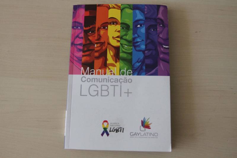 Defensoria Pública do Pará, Secretaria de Estado de Direitos Humanos e Justiça (Sejudh), Secretaria de Estado de Comunicação (Secom) e o Grupo Homossexual do Pará (GHP) realizaram, nesta terça-feira (3), a oficina "Diversidade e Mídia" para profissionais e estudantes de Comunicação”. O evento, que foi gratuito, teve como principal objetivo, contribuir para a diminuição de preconceitos e estigmas por quais passam os LGBTI+, colaborando para um melhor entendimento de termos e conceitos utilizados por esta população. A oficina contou com a participação de Symmy Larrat, paraense e liderança nacional do movimento LGBTI+ e que foi a primeira travesti a ocupar a função de coordenadora geral de Promoção dos Direitos LGBT (Lésbicas, Gays, Bissexuais, Travestis e Transexuais), da Secretaria de Direitos Humanos da Presidência da República. Para Larrat, os meios de comunicação são um importante canal quando bem utilizados para o enfrentamento da “narrativa de ódio” que coloca a existência LGBTI+ como pecado ou vergonha, com discursos que aumentam a exclusão desta população. Na foto, o Manual de Comunicação LGBT+.
FOTO: CRISTINO MARTINS / AG. PARÁ
DATA: 03.07.2018
BELÉM - PARÁ <div class='credito_fotos'>Foto: Cristino Martins/Ag. Pará | <a href='/midias/2018/originais/0e1c668d-7eeb-4f11-87c0-78d63355b53b.jpg' download><i class='fa-solid fa-download'></i> Download</a></div>
