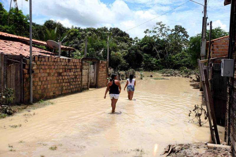 O Governador do Pará, Simão Jatene, esteve durante esta sexta-feira (13) no município de Paragominas. Além de visitar as áreas afetadas pela enxurrada que ocorreu na madrugada da quinta-feira (12), ele conversou com moradores atingidos, reuniu com autoridades municipais, secretários de estado, com o Corpo de Bombeiros e a Defesa Civil para traçar as metas e ações a serem cumpridas para restabelecer a normalidade na cidade. A forte enxurrada, que durou toda a madrugada, alagou cerca de 40% da cidade e atingiu 350 famílias. Até o momento, 13 locais foram adequados para funcionar como abrigo, entre escolas, associações, ginásios, entre outros, para receber desabrigados e desalojados.

FOTO: SIDNEY OLIVEIRA / AG. PARÁ
DATA: 13.04.2018
PARAGOMINAS - PARÁ <div class='credito_fotos'>Foto: Sidney Oliveira/Ag. Pará   |   <a href='/midias/2018/originais/0e1ca1e3-1bf4-4761-80d6-46f91afce46b.jpg' download><i class='fa-solid fa-download'></i> Download</a></div>