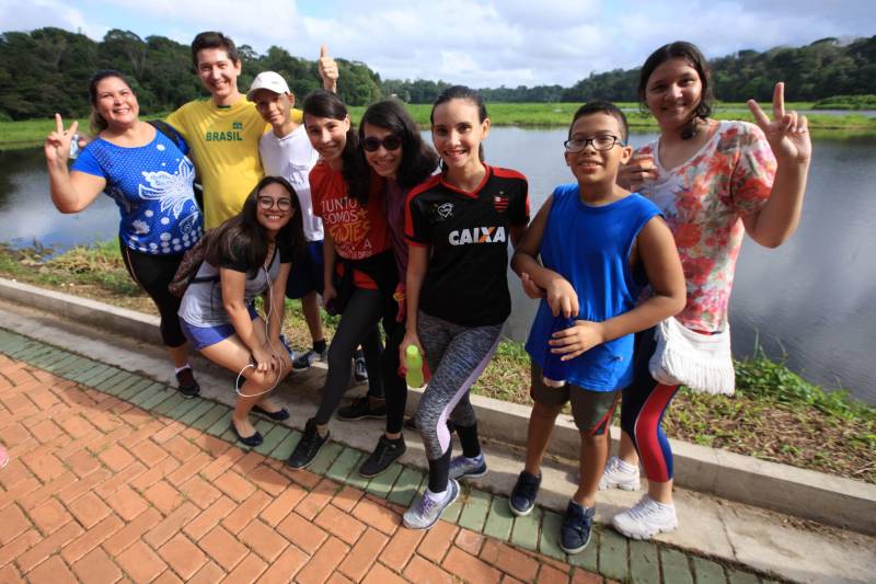 Uma reabertura feita a milhares de mãos. A fita inaugural colocada no inicio da trilha principal do Parque do Utinga foi rompida por mais de cinco mil pessoas ansiosas pelo inicio da caminhada, marcando o segundo dia da programação de reabertura do mais novo espaço paraense de lazer e interatividade com a natureza.
FOTO: MÁCIO FERREIRA / AG. PARÁ
DATA: 17.03.2018
BELÉM - PARÁ <div class='credito_fotos'>Foto: MÁCIO FERREIRA/ AG. PARÁ | <a href='/midias/2018/originais/0e27289e-3c28-4e2f-beed-da14a01dcc7a.jpg' download><i class='fa-solid fa-download'></i> Download</a></div>