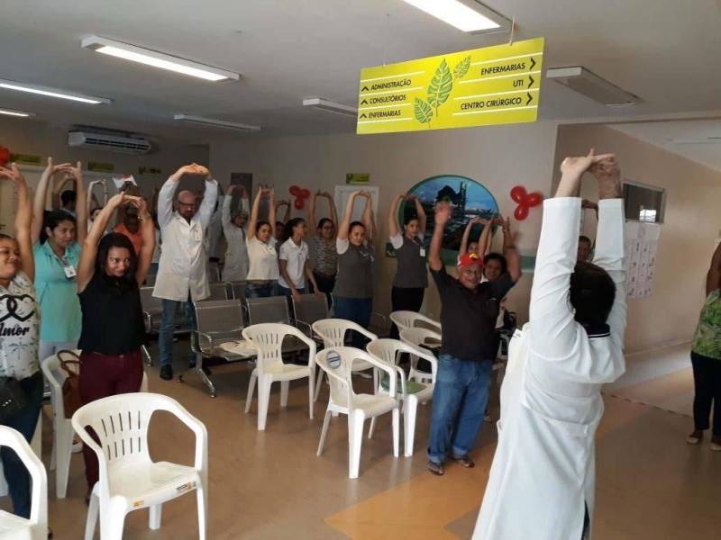Centenas de pessoas, entre colaboradores, usuários, acompanhantes e a comunidade foram beneficiadas com a ação de educação em saúde (foto), promovida pela equipe multiprofissional do Hospital Regional Público do Leste (HRPL), em Paragominas, nesta sexta-feira, 6, em comemoração alusiva ao Dia Mundial da Saúde, festejado neste sábado, 7. A ação foi realizada no hospital e no centro de Paragominas. A equipe multiprofissional do hospital, que presta assistência de média e alta complexidade para 23 municípios do nordeste paraense, aderiu à campanha da Organização Mundial de saúde (OMS) com a realização de programação interna e externa, de 10h às 19h, com palestras, orientações, atividades laborais, distribuição de material educativo sobre prevenção em saúde e oferta de serviços aos colaboradores, usuários, acompanhantes e à população em geral.
FOTO: ASCOM / HRPL
DATA: 07.04.2018
PARAGOMINAS - PARÁ <div class='credito_fotos'>Foto: ASCOM HRPL | <a href='/midias/2018/originais/0e2747e0-757d-44a6-a7e8-c5c15d7932e8.jpg' download><i class='fa-solid fa-download'></i> Download</a></div>