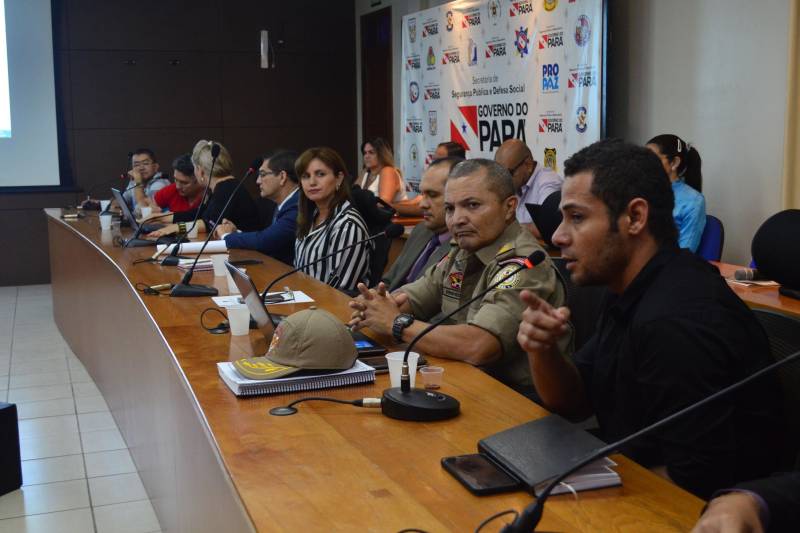 Para garantir a tranquilidade, a frequência e o deslocamento seguro de quem pretende aproveitar o mês de julho em Outeiro, Mosqueiro, Marudá, Bragança e Salinópolis, a Secretaria de Estado de Segurança Pública e Defesa Social (Segup) reuniu (foto), na manhã desta terça-feira (12), gestores estaduais e empresários da área do entretenimento para traçar um plano de ações preventivas e através dele oferecer mais segurança a veranistas. Para o secretário de Segurança Pública, Luiz Fernandes, o trabalho será integrado para que todas as equipes de atuação possam dar apoio aos municípios com maior concentração de veranistas. “Realizaremos um trabalho integrado e estaremos atentos 24 horas por dia para oferecer segurança à população”, garantiu o secretário.

FOTO: ELIELSON MODESTO / ASCOM SEGUP
DATA: 12.06.2018
BELÉM - PARÁ <div class='credito_fotos'>Foto: Elielson Modesto / Ascom Segup   |   <a href='/midias/2018/originais/0e2b4794-3a9f-4cf9-804a-6bf89cebcb89.jpg' download><i class='fa-solid fa-download'></i> Download</a></div>