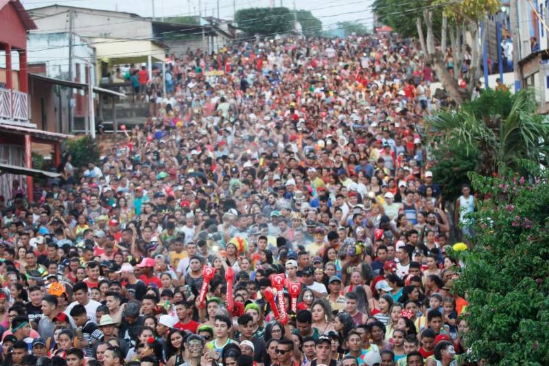 Tradição, história e simbolismo. Assim é a festa do Carnapauxis, realizado todos os anos no município de Óbidos, na região Oeste. O carnaval obidense é patrimônio cultural do estado do Pará e foi construído com identidade própria por meio de figuras e personagens históricos. A programação oficial iniciou na última quarta-feira (7), e prossegue até a quarta-feira de cinzas (14). Assim como a colonização de Óbidos, o Carnapauxis tem traços da origem portuguesa, principalmente por conta das alegorias e das máscaras. Esse adereço é símbolo do carnaval, através do Mascarado Fobó, onde as pessoas se vestem com um macacão colorido bem folgado, que chamam de "dominó", máscaras de papelão, feitas por alguns artesãos da cidade e capacete feito de cartolina e tiras de papel colorido, bexiga de boi, apito e pó.
FOTO: SAMUEL ALVARENGA / SECOM
DATA: 11.02.2018
ÓBIDOS - PARÁ <div class='credito_fotos'>Foto: ASCOM / PREFEITURA DE ÓBIDOS | <a href='/midias/2018/originais/0e37c620-f273-461a-85c7-3aef0be4e42f.jpg' download><i class='fa-solid fa-download'></i> Download</a></div>