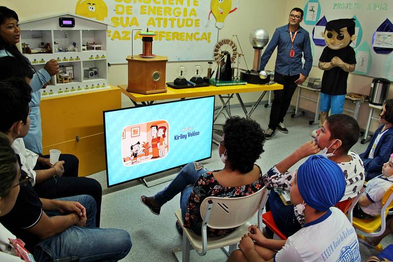 Reduzir o consumo de energia parece difícil diante das facilidades que ela proporciona no dia a dia. Para tentar mudar esse pensamento e promover a sustentabilidade entre seus funcionários e usuários, o Hospital Oncológico Infantil Octávio Lobo realizou na segunda-feira (28) a II Campanha de Consumo Consciente de Energia (foto). Alusiva ao Dia Mundial da Energia – 29 de Maio, a campanha no hospital sensibilizou funcionários e usuários com réplicas de importantes experimentos relacionados à energia e materiais educativos sobre consumo consciente.
FOTO: ASCOM / HOIOL
DATA: 29.05.2018
BELÉM - PARÁ <div class='credito_fotos'>Foto: ASCOM HOIOL | <a href='/midias/2018/originais/0e385dbe-92f0-4b0b-a598-848342d6561e.jpg' download><i class='fa-solid fa-download'></i> Download</a></div>