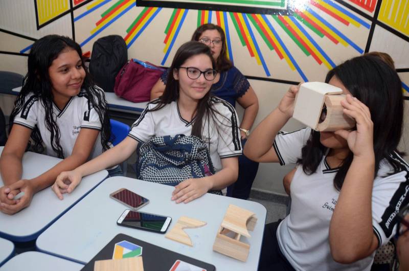 Que tal assistir uma aula sobre a tabela periódica de elementos químicos em que se pode conferir virtualmente a presença deles em objetos e situações do dia a dia? Aliar o uso da tecnologia no processo de aprendizado tornou-se realidade para 42 estudantes do 1º ano do Ensino Médio/Tempo Integral da Escola Estadual Dr. Ulysses Guimarães, no centro de Belém, nesta sexta-feira (23) com a implantação pela Secretaria de Estado de Educação (Seduc) do programa Sedutec. A aula de química inaugurou, na rede estadual de ensino, o Sedutec - programa de aplicação das ferramentas e serviços da plataforma digital Google for Education.
FOTO: ELISEU DIAS / ASCOM SEDUC
DATA: 24.03.2018
BELÉM - PARÁ <div class='credito_fotos'>Foto: Eliseu Dias / Ascom Seduc | <a href='/midias/2018/originais/0e3b7aaa-2ab4-48f7-b84f-ee4afc57331f.jpg' download><i class='fa-solid fa-download'></i> Download</a></div>