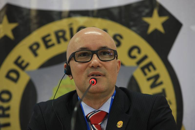 Em 2018, o Centro de Perícias Científicas (CPC) Renato Chaves celebra a segunda parceria com a Polícia Internacional. Dessa vez, o intercâmbio foi fechado com a Polícia Francesa, na manhã desta segunda-feira (23), com a abertura da Semana de Intercâmbio de Investigação Criminal: Brasil x França - O Local de Homicídio em Evidência, no auditório do CPC. Durante a semana, os peritos ampliarão seus conhecimentos sobre as técnicas, protocolos e tecnologias utilizadas na França. Policiais civis e militares também participam da qualificação. O intercâmbio está sendo organizado pela Direção Geral do CPC, por meio da Direção de Cooperação Internacional da Embaixada Francesa, sediada em Brasília. Dois agentes da Polícia do Brigade Criminelle e do Service Régionale d'Identité Judiciaire, com apoio do Ministério do Interior da França, participam da qualificação, que segue até a próxima sexta-feira (27) e será realizada na modalidade presencial, com aulas práticas e teóricas sobre as técnicas em local de crime. Na foto, José Edmilson Lobato, diretor geral do CPC.
FOTO: RODOLFO OLIVEIRA / AG. PARÁ
DATA: 23.04.2018
BELÉM - PARÁ <div class='credito_fotos'>Foto: Rodolfo Oliveira/Ag. Pará | <a href='/midias/2018/originais/0e3feebb-dfdc-41db-bb9c-ad323192458a.jpg' download><i class='fa-solid fa-download'></i> Download</a></div>